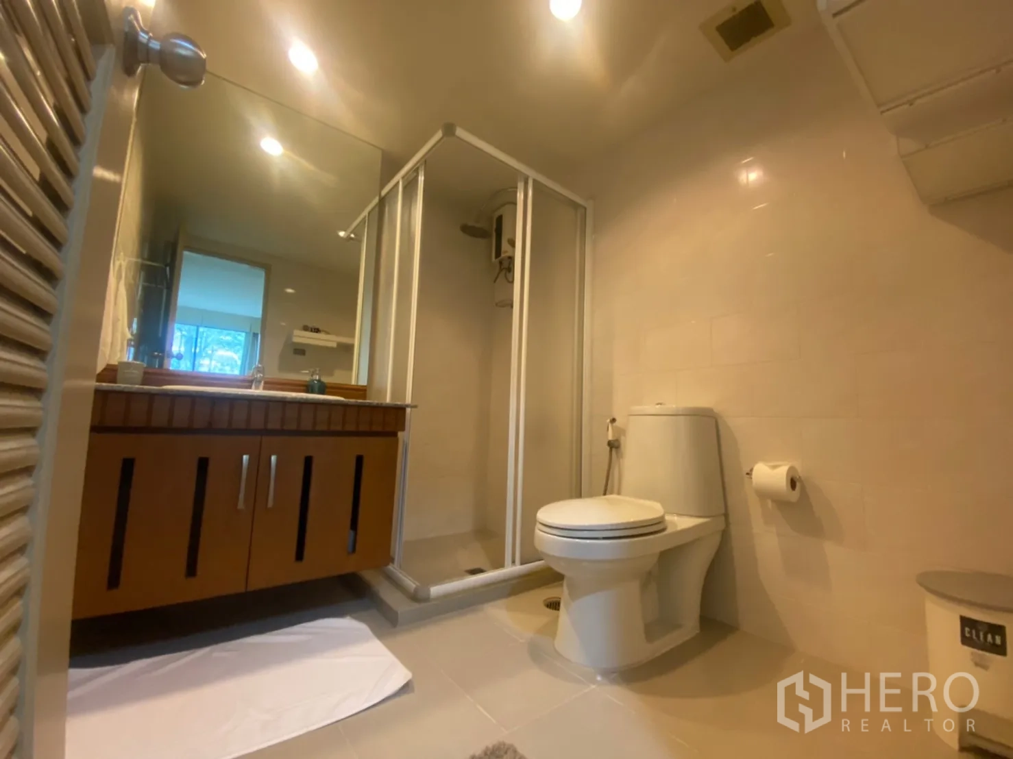 Condominium for rent in Phaya Thai, Bangkok - Second bathroom with glass shower enclosure, vanity, and toilet.