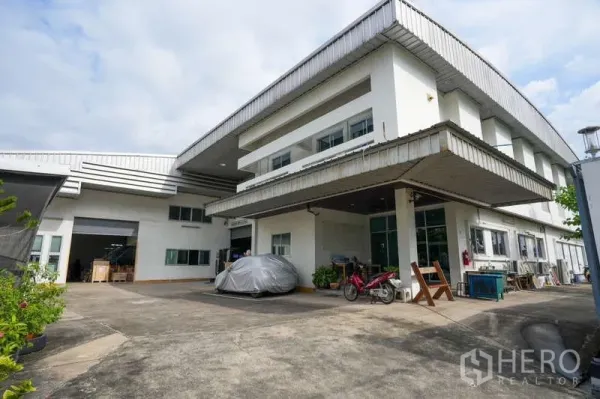 คลังสินค้า ให้เช่าในBang Khen, Nonthaburi - โกดัง 2 ชั้นพร้อมออฟฟิศ ด้านหน้าเป็นลานคอนกรีตกว้างและท่าโหลดสินค้ามีหลังคา ในจังหวัดนนทบุรี