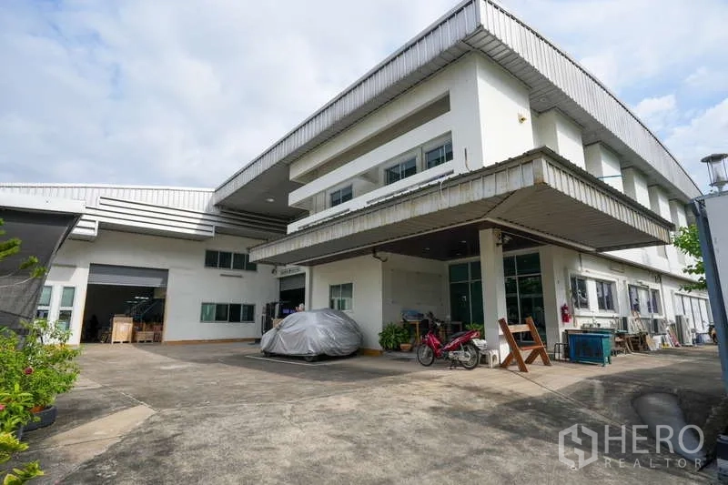 คลังสินค้า ให้เช่าในBang Khen, Nonthaburi - โกดัง 2 ชั้นพร้อมออฟฟิศ ด้านหน้าเป็นลานคอนกรีตกว้างและท่าโหลดสินค้ามีหลังคา ในจังหวัดนนทบุรี