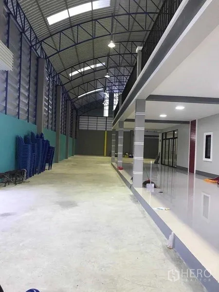 货栈 出租在Bang Pakong, Chachoengsao - 仓库内部，高拱钢结构屋顶、通风百叶与侧边夹层办公室通道。
