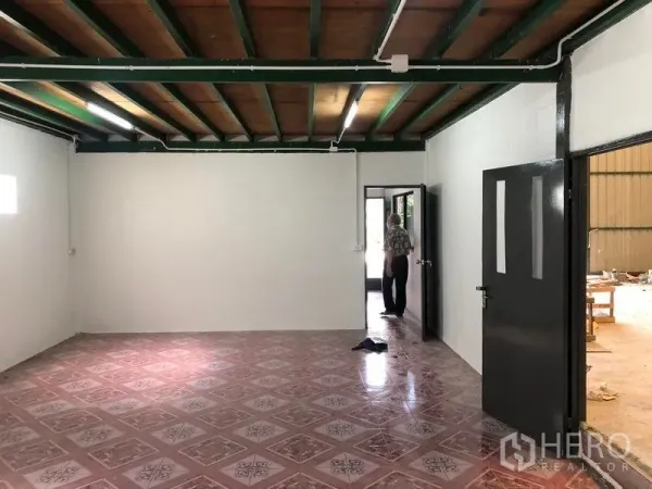 货栈 出租在Lam Luk Ka, Pathum Thani - 仓库内办公室，瓷砖地、白墙、外露梁与日光灯。