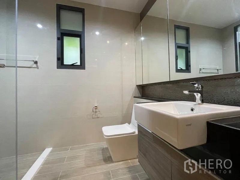 บ้าน ให้เช่าในBang Na, Bangkok - ห้องน้ำมินิมอลพร้อมกระจกบานใหญ่ อ่างสี่เหลี่ยม และหน้าต่าง