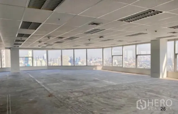 办公空间 出租在Sathon, Bangkok - 高楼层开放式办公空间，落地窗环绕，网格吊顶与日光灯，俯瞰曼谷城市天际线。