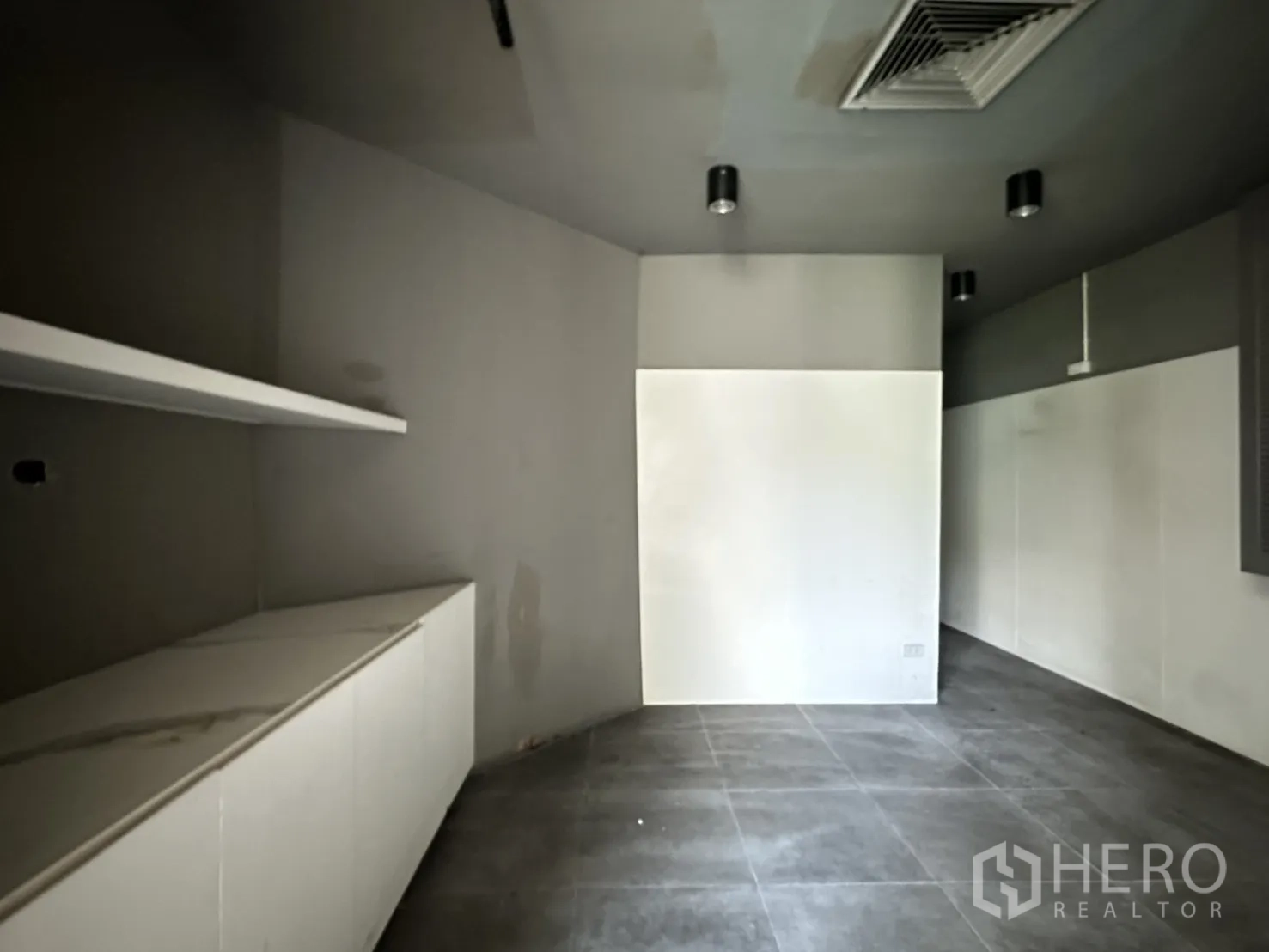 พื้นที่ขายของ for rent in Watthana, Bangkok - ห้องด้านหลังเพดานทึบ มีตู้บิลท์อินและพื้นกระเบื้อง.