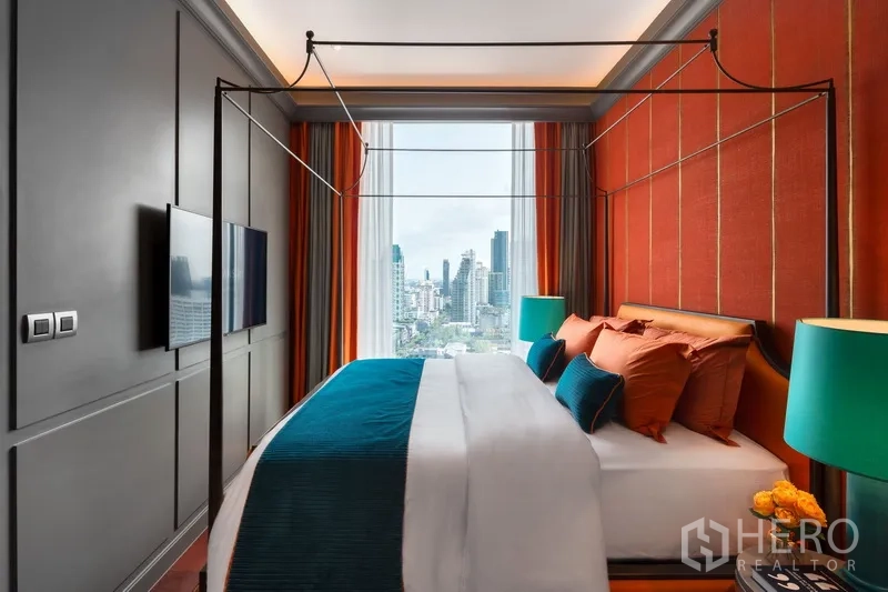 คอนโด ขายในWatthana, Bangkok - มุมข้างห้องนอน หน้าต่างบานใหญ่กรอบวิวสกายไลน์กรุงเทพฯ