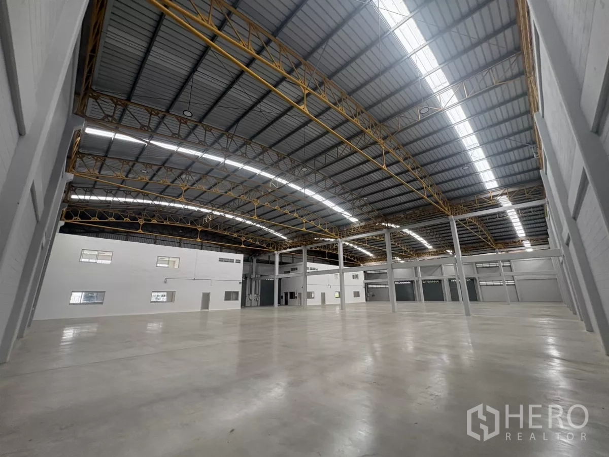 Factory for rent in Bang Phli, Samut Prakan - Warehouse view toward the office mezzanine and loading door.