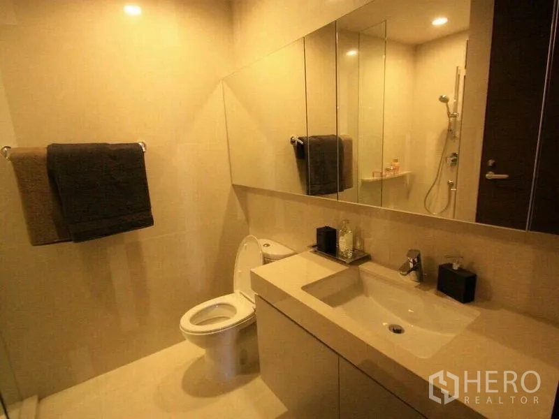 คอนโด ให้เช่าหรือขายในWatthana, Bangkok - ห้องน้ำสว่างด้วยเคาน์เตอร์ซิงก์ ตู้กระจกบานยาว โถสุขภัณฑ์ และโซนอาบน้ำ