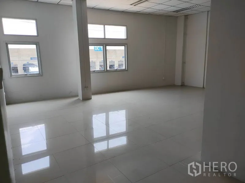Factory for rent in Phra Nakhon Si Ayutthaya - Bright open-plan office with multiple windows providing natural light.