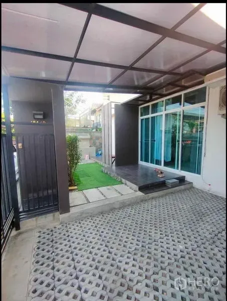 Detached House for rent in Wang Thonglang, Bangkok - Covered entry terrace with glass sliding doors and patterned parking surface.