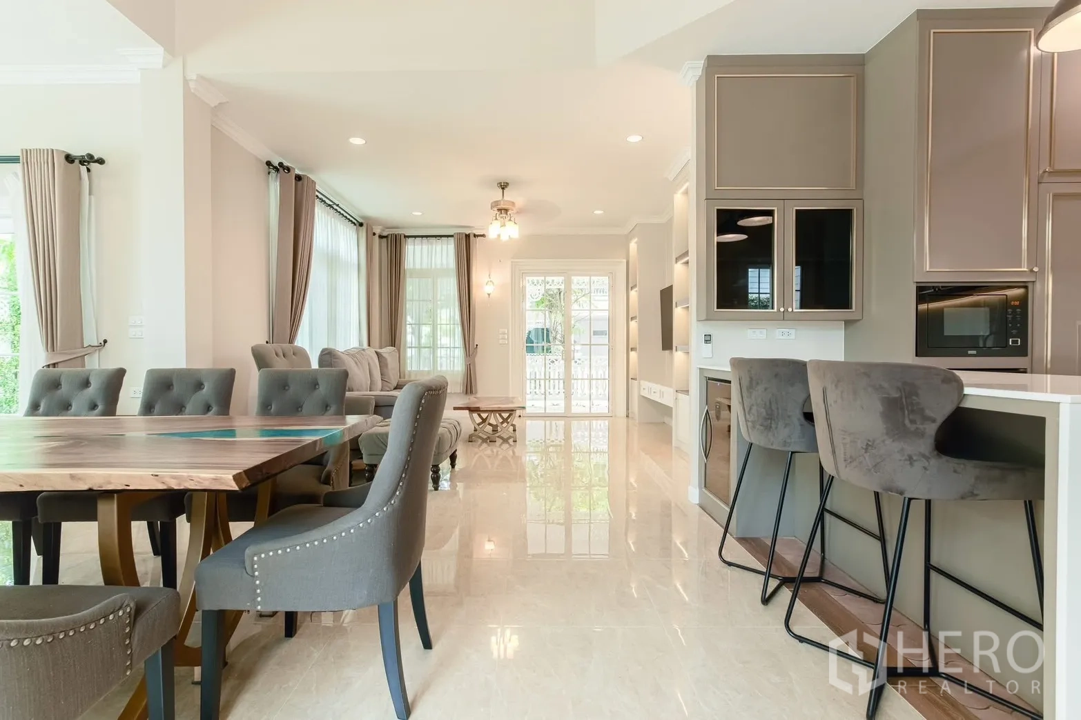 บ้านเดี่ยว for rent in Bang Na, Bangkok - พื้นที่นั่งเล่น‑ทานอาหารแบบโอเพ่นบวกสตูลบาร์และผ้าม่านสูงโปร่ง