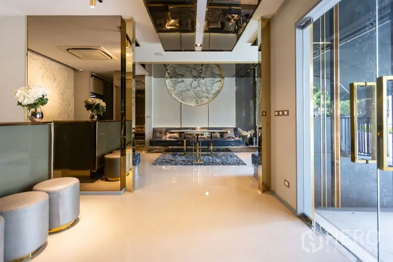 联排别墅 出租在Bang Phli, Samut Prakan - 优雅入口大厅，玻璃门、金色装饰与大理石墙面