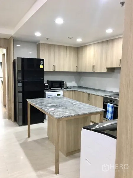 公寓 出租在Watthana, Bangkok - 浅木色橱柜的开放式厨房，花岗岩中岛与大号冰箱