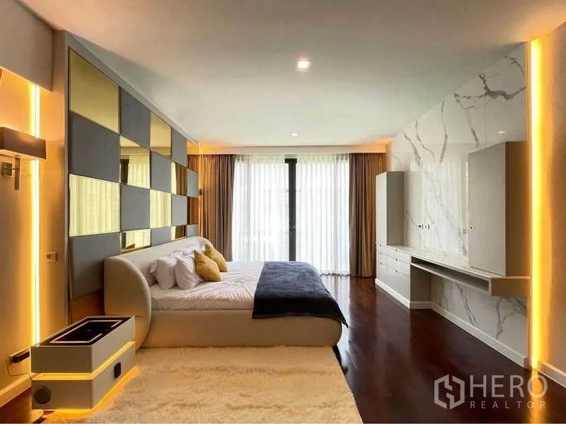 独立式住宅 出租在Bang Sue, Bangkok - 主卧带大理石特色墙与暖色灯带