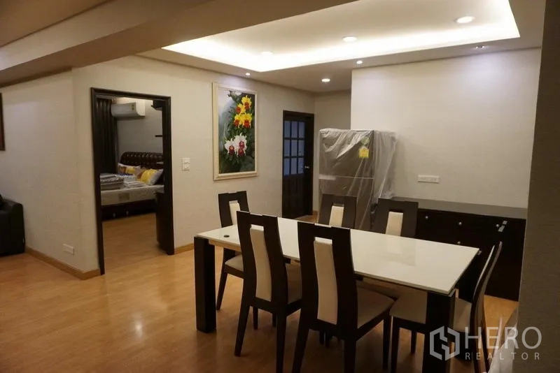 คอนโด ให้เช่าในWatthana, Bangkok - โซนทานอาหารโต๊ะหกที่นั่ง ไฟฝ้าซ่อน และทางเชื่อมห้องนอน