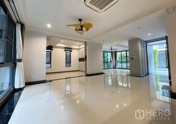 บ้าน ให้เช่าในBang Na, Bangkok - โถงนั่งเล่นแบบโอเพ่นสเปซ พื้นเงา หน้าต่างบานใหญ่และพัดลมเพดาน