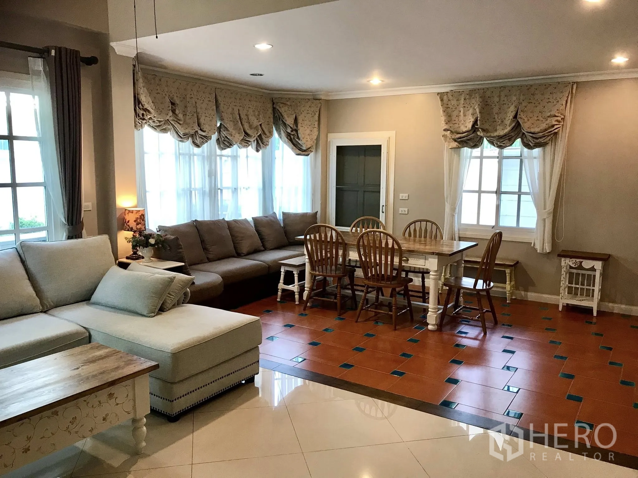 บ้านเดี่ยว for rent in Mueang Samut Prakan, Samut Prakan - พื้นที่นั่งเล่นและรับประทานอาหารแบบโอเพ่นพร้อมโซฟาและโต๊ะหกที่นั่ง