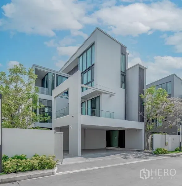 Detached House for rent - Modern three-storey detached house with glass balconies and covered parking in Saphan Sung, Bangkok.