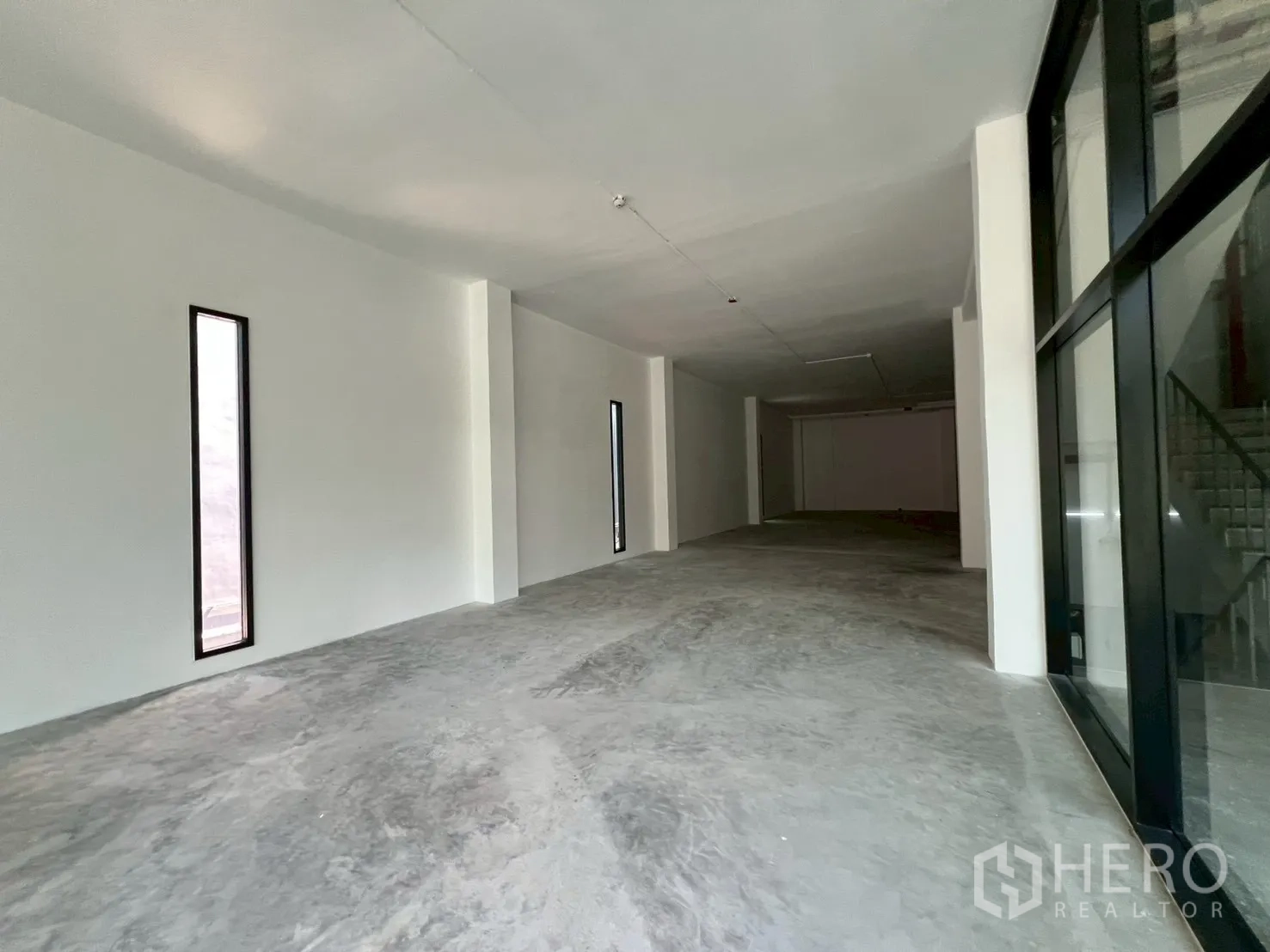 零售空间 for rent in Khlong Toei, Bangkok - 开阔的零售大厅，落地窗与宽敞格局适合商店或展厅。