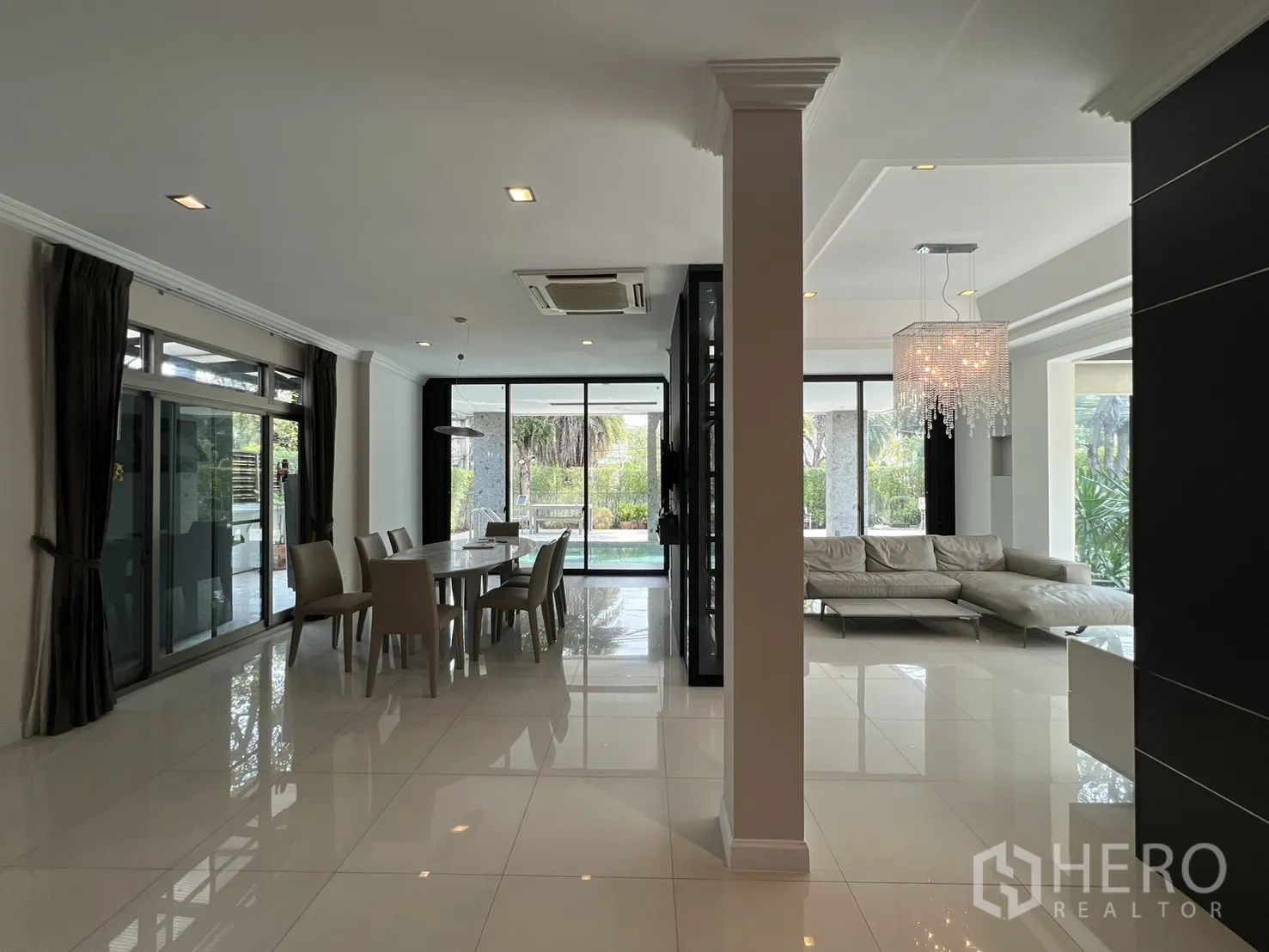 บ้านเดี่ยว for rent in Prawet, Bangkok - ห้องนั่งเล่นและทานข้าวแบบเปิดโล่ง พื้นมันวาว มองเห็นสระผ่านผนังกระจก