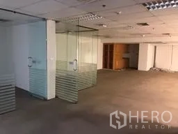 办公空间 出租在Bang Rak, Bangkok - 带磨砂条纹的玻璃隔断会议室，连接未配家具的办公区。