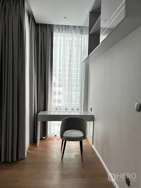 公寓 出租在Pathum Wan, Bangkok - 伦披尼待租公寓的工作角，带书桌、搁架与落地窗城市景观。