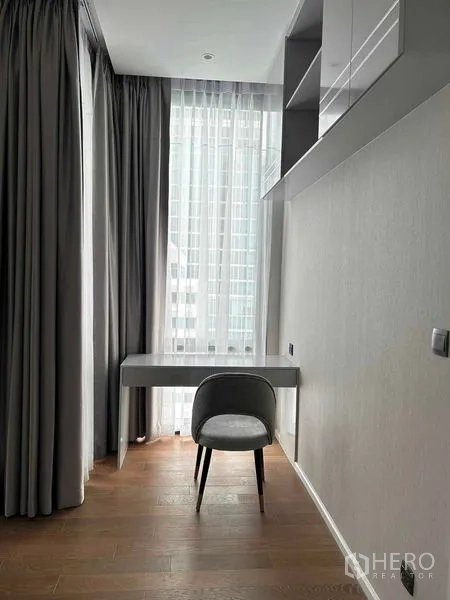 公寓 出租在Pathum Wan, Bangkok - 伦披尼待租公寓的工作角，带书桌、搁架与落地窗城市景观。