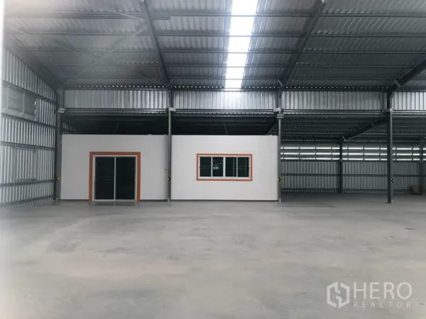 Warehouse for rent in Mueang Nonthaburi, Nonthaburi - Interior of the warehouse with high ceiling, skylight strip, polished concrete floor and built-in office rooms.