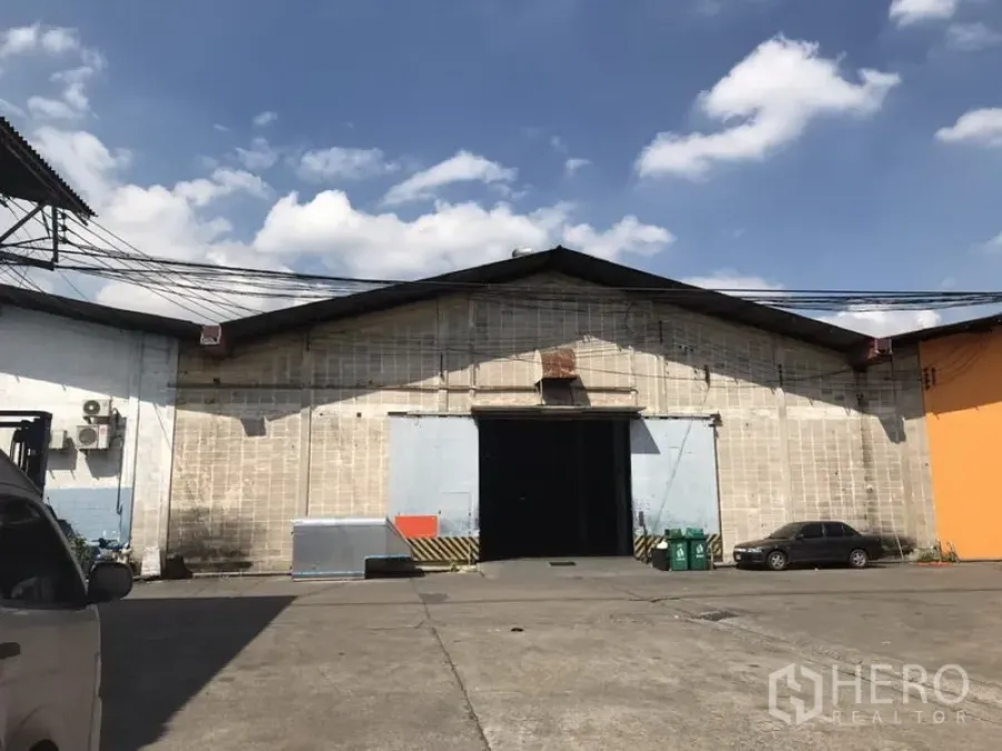 货栈 出租在Khlong Toei, Bangkok - 人字顶仓库正面，设大滑动门与宽敞车行通道