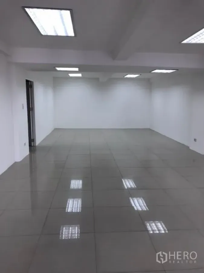 办公空间 出租在Watthana, Bangkok - 曼谷瓦他那90㎡开放式办公室，白墙瓷砖地面与嵌入式日光灯照明。