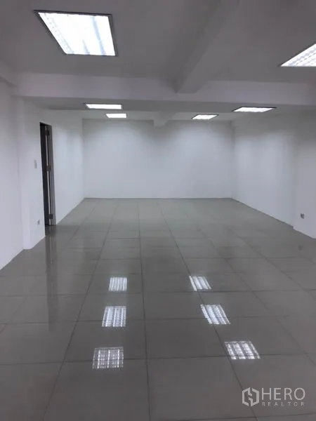 办公空间 出租在Watthana, Bangkok - 曼谷瓦他那90㎡开放式办公室，白墙瓷砖地面与嵌入式日光灯照明。