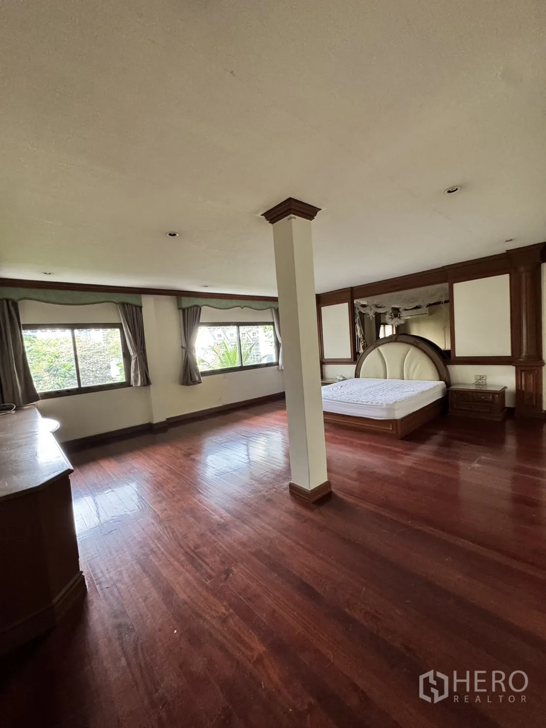 โฮมออฟฟิศ for rent in Watthana, Bangkok - ห้องนอนกว้าง พื้นไม้จริง เสากลางห้อง และหน้าต่างหลายบาน