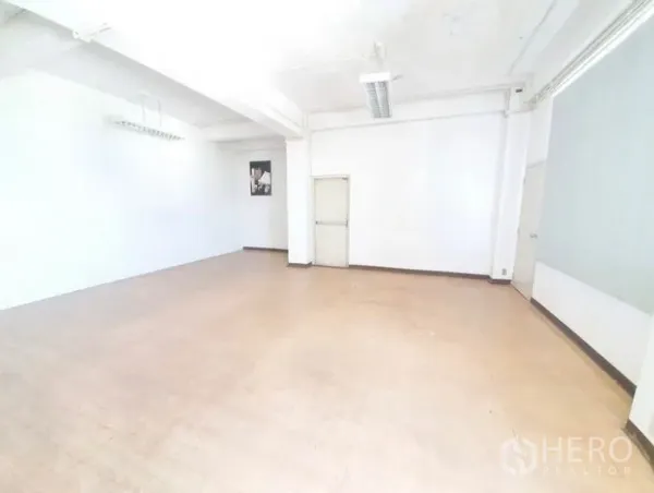 办公空间 出租在Bang Na, Bangkok - 宽敞白色办公室，高挑天花与日光灯，单扇门，适合二次装修。