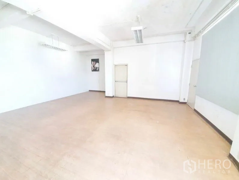 办公空间 出租在Bang Na, Bangkok - 宽敞白色办公室，高挑天花与日光灯，单扇门，适合二次装修。