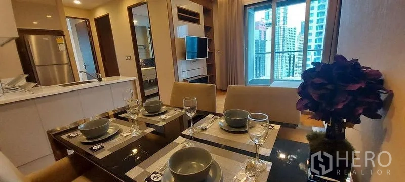 คอนโด ให้เช่าในRatchathewi, Bangkok - มุมรับประทานอาหารจัดโต๊ะสำหรับสี่ที่นั่ง ใกล้ประตูระเบียง