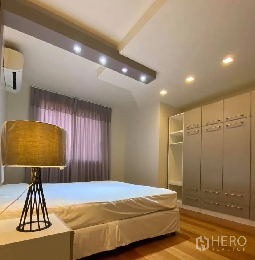 คอนโด ให้เช่าในWatthana, Bangkok - ห้องนอนเตียงควีน ตู้บิวท์อินขนาดใหญ่ พื้นไม้ และไฟดาวน์ไลท์นุ่มนวล