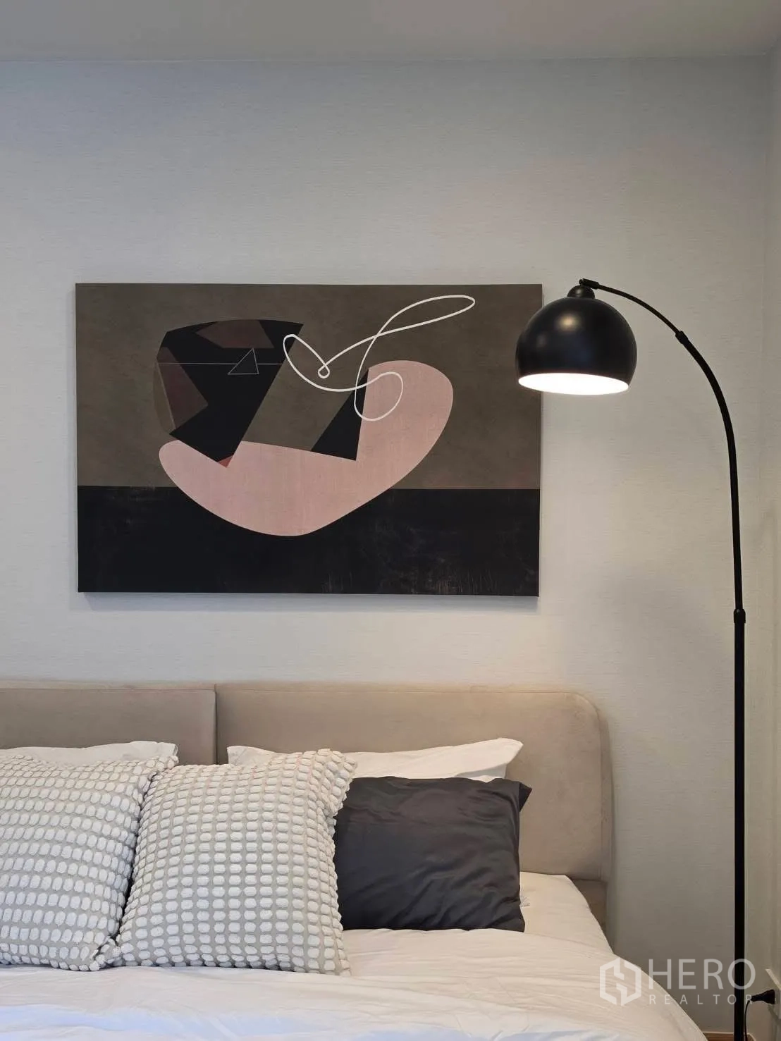 Detached House for rent in Bang Phli, Samut Prakan - Close-up of bed with cushions and arched floor lamp and abstract art.