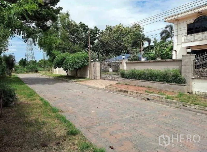 บ้าน ขายในPrawet, Bangkok - ประตูรั้วหน้าและทางรถกว้างเข้าสู่บ้านเดี่ยว