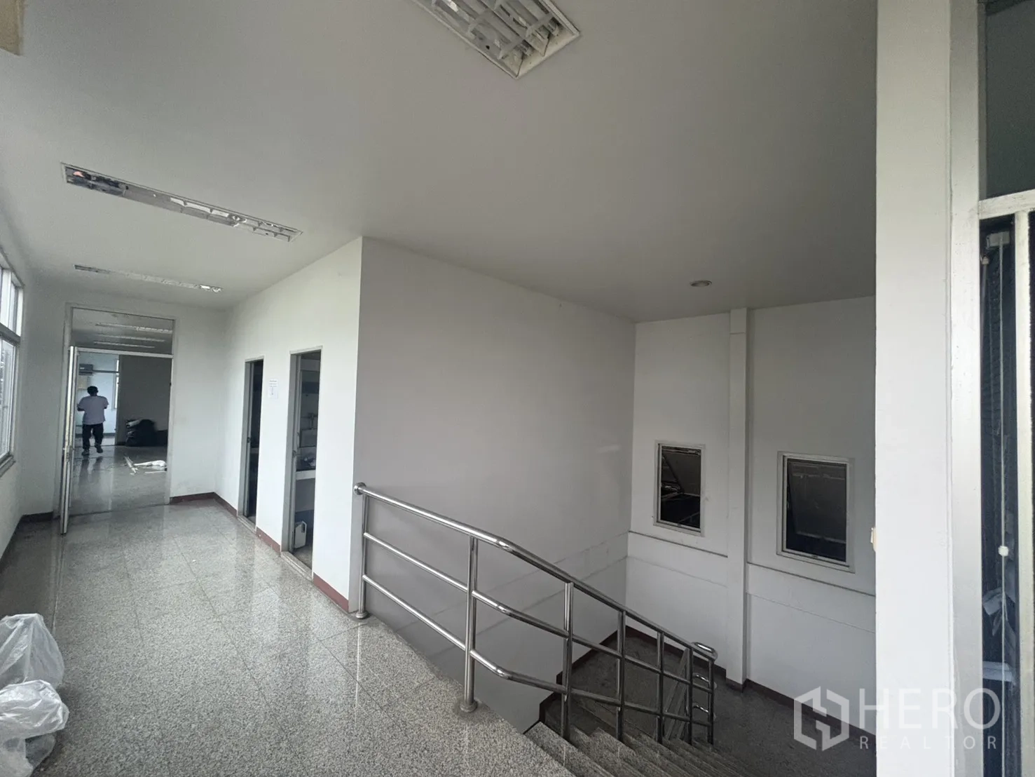 工厂 出租在Khlong Toei, Bangkok - 明亮走廊，不锈钢楼梯与办公室门洞。