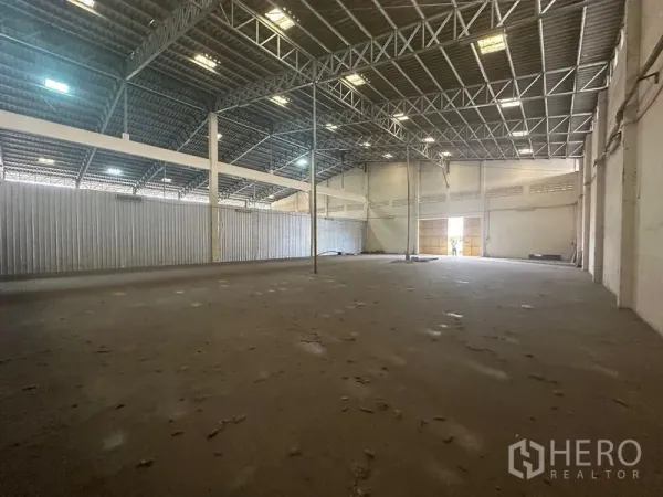 Warehouse for rent in Yan Nawa, Bangkok - Spacious warehouse interior with high steel truss roof, skylights and an open concrete floor.