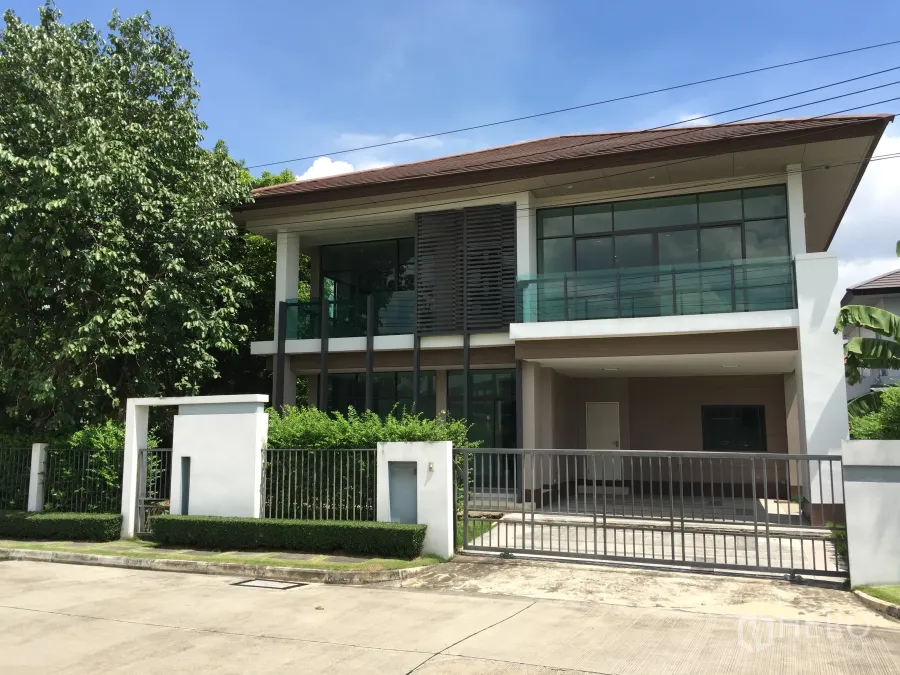 独立式住宅 出租或出售在Prawet, Bangkok - Setthasiri Onnut–Srinakarin–Rama 9 社区的现代两层独栋别墅，带电动大门与玻璃阳台。