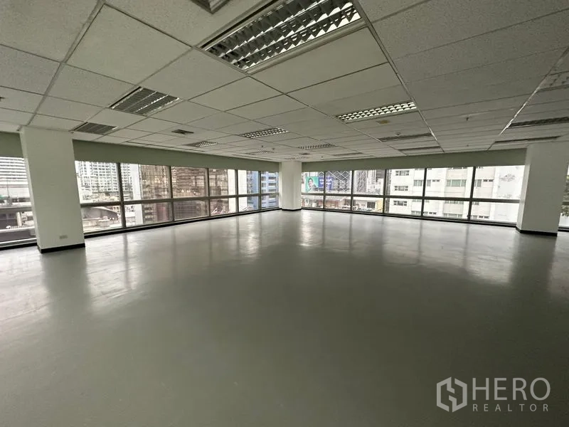 สำนักงาน ให้เช่า - พื้นที่มุมกว้าง เพดานตะแกรงติดโคมไฟ มองเห็นสกายไลน์.