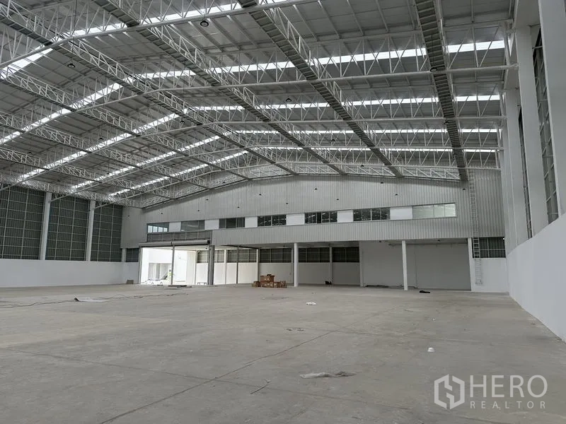 工厂 出租在Pathum Thani - 从侧面望向夹层与装卸区，卷帘门开启。