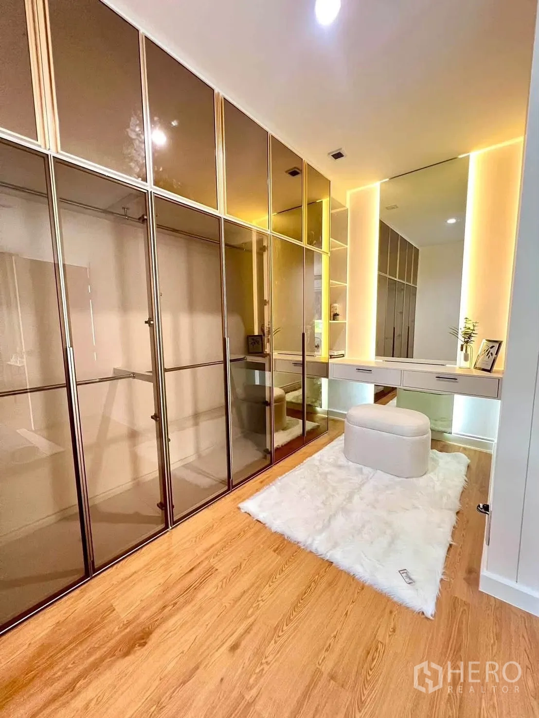 บ้านเดี่ยว for rent in Bang Phli, Samut Prakan - ห้องแต่งตัวแบบวอล์กอิน ตู้เสื้อผ้าบานกระจกและโต๊ะเครื่องแป้งไฟวอร์ม