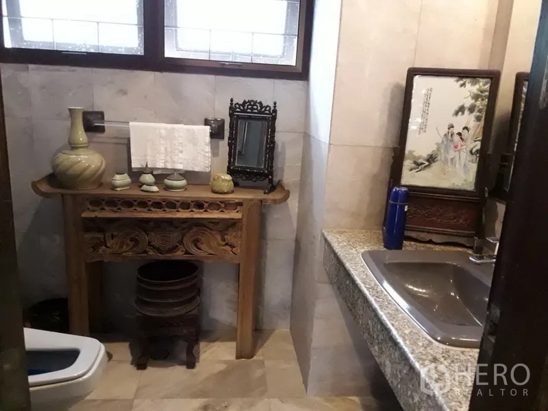 บ้าน ให้เช่าในBang Na, Bangkok - ห้องน้ำ เคาน์เตอร์หินแกรนิต พร้อมโต๊ะไม้แกะสลักและของตกแต่ง