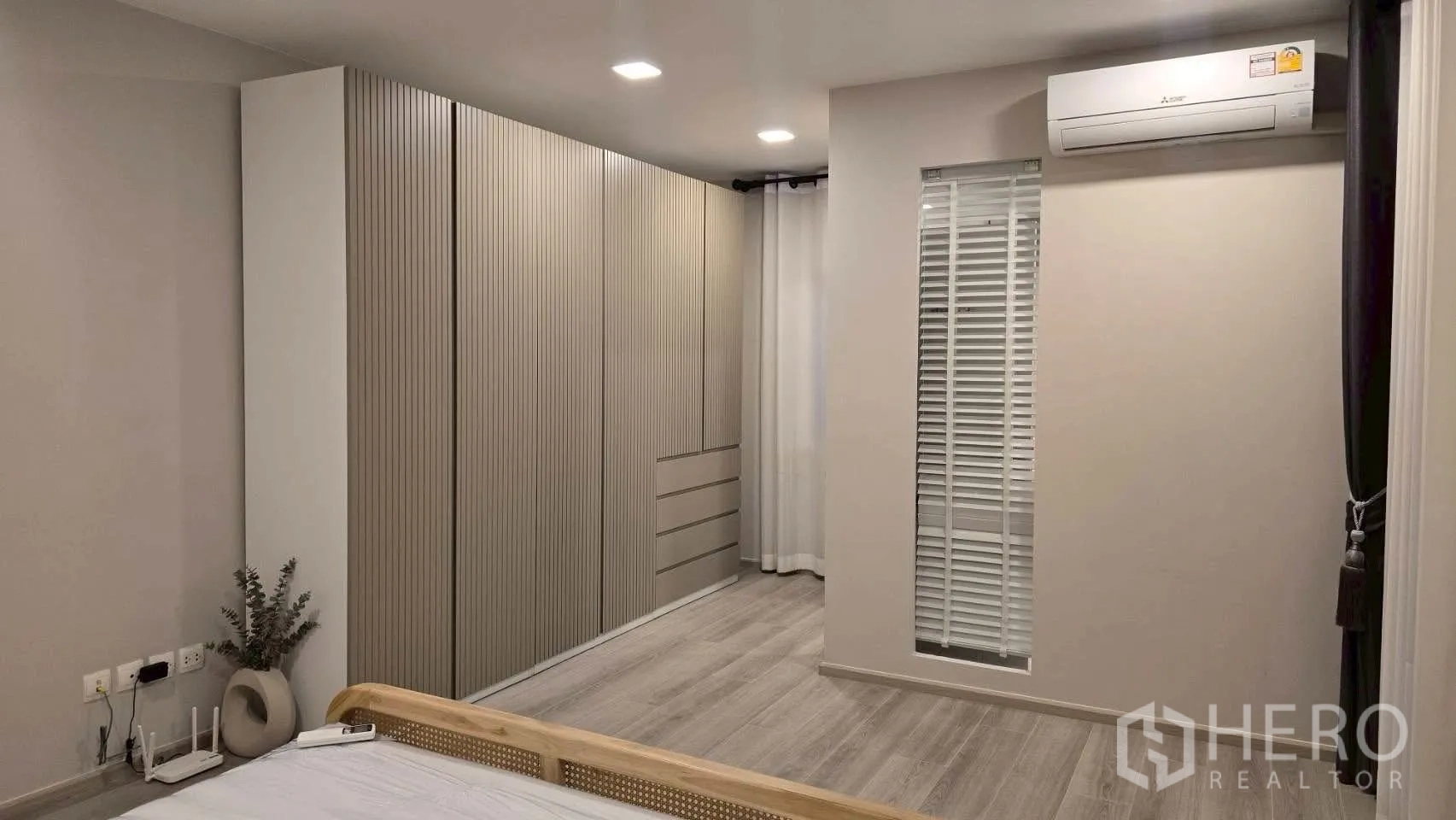 半独立式住宅 for rent in Prawet, Bangkok - 卧室设大衣柜、百叶窗与空调