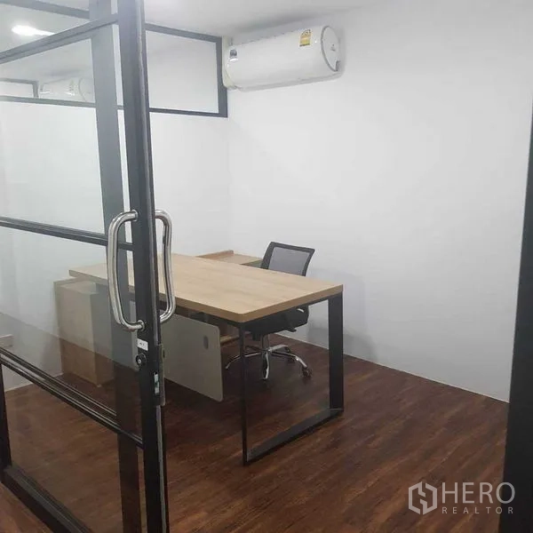 带办公室的家 出租或出售在Suan Luang, Bangkok - 玻璃隔间办公室，配书桌座椅和壁挂圆筒设备。