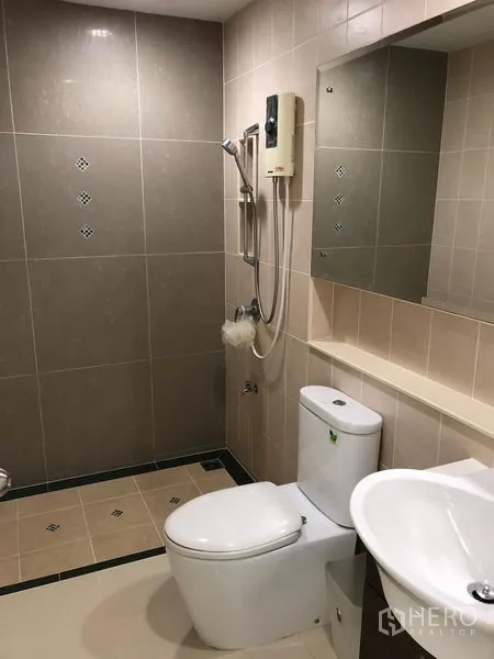 联排别墅 出租或出售在Wang Thonglang, Bangkok - 现代瓷砖浴室，带淋浴、热水器、镜子和坐便器。
