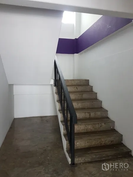 Home Office for sale in Khlong Toei, Bangkok - Flexible office floor with desks, linear lighting and glass partitions.