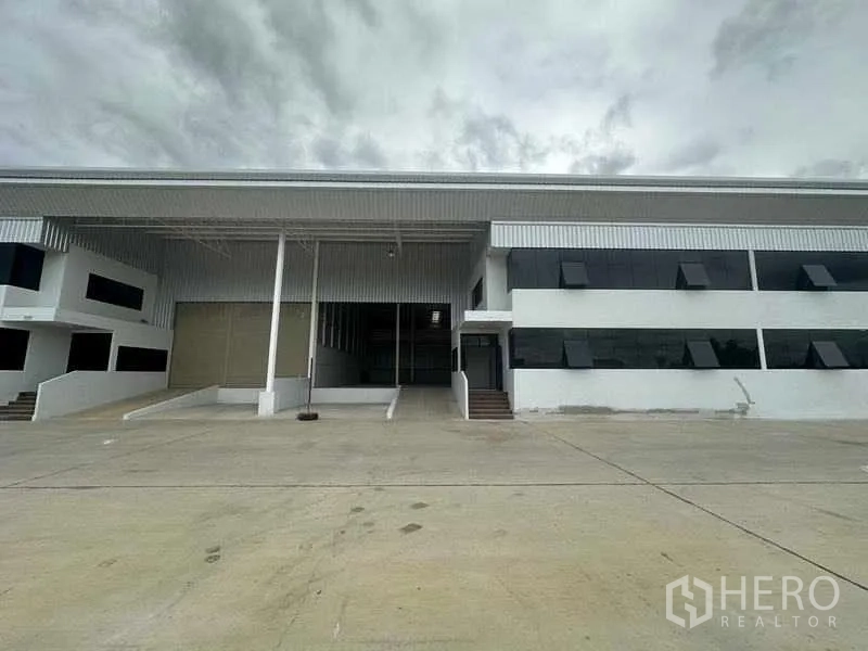 Factory for rent in Wang Noi, Phra Nakhon Si Ayutthaya - Factory exterior with multiple roller shutters and a spacious loading dock.