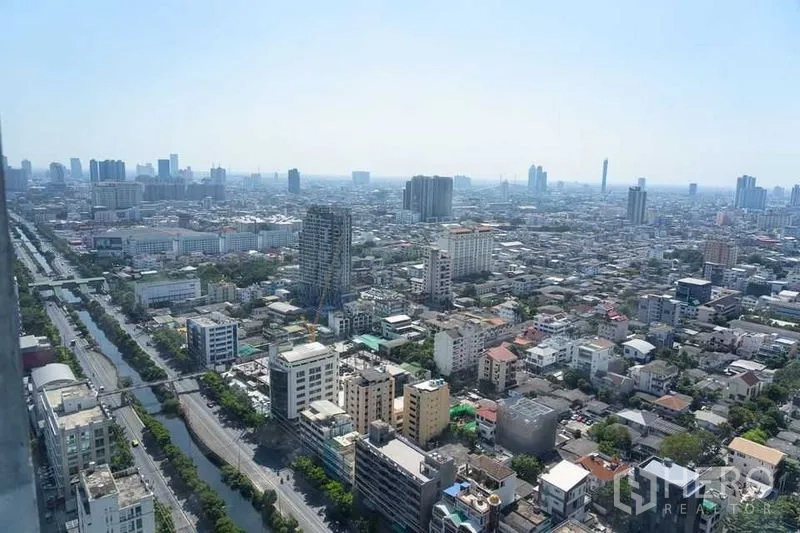 公寓 出租在Sathon, Bangkok - 高楼阳台眺望曼谷城市与运河景致。